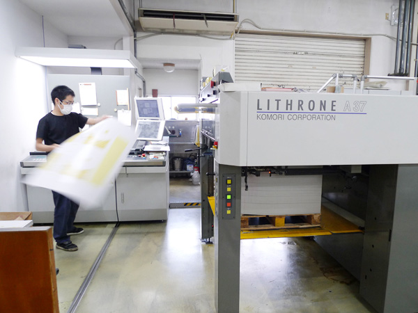恒春社印刷所の作業の様子