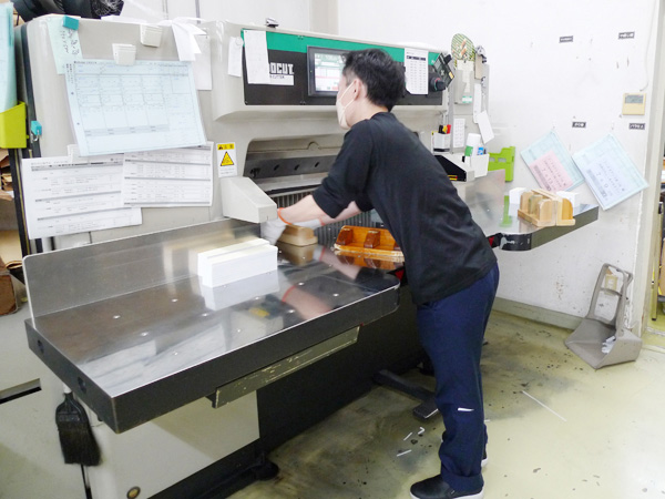 恒春社印刷所の作業の様子